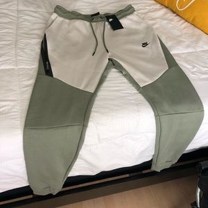 Nike Slim Fit TaperTech Fleece M NWT